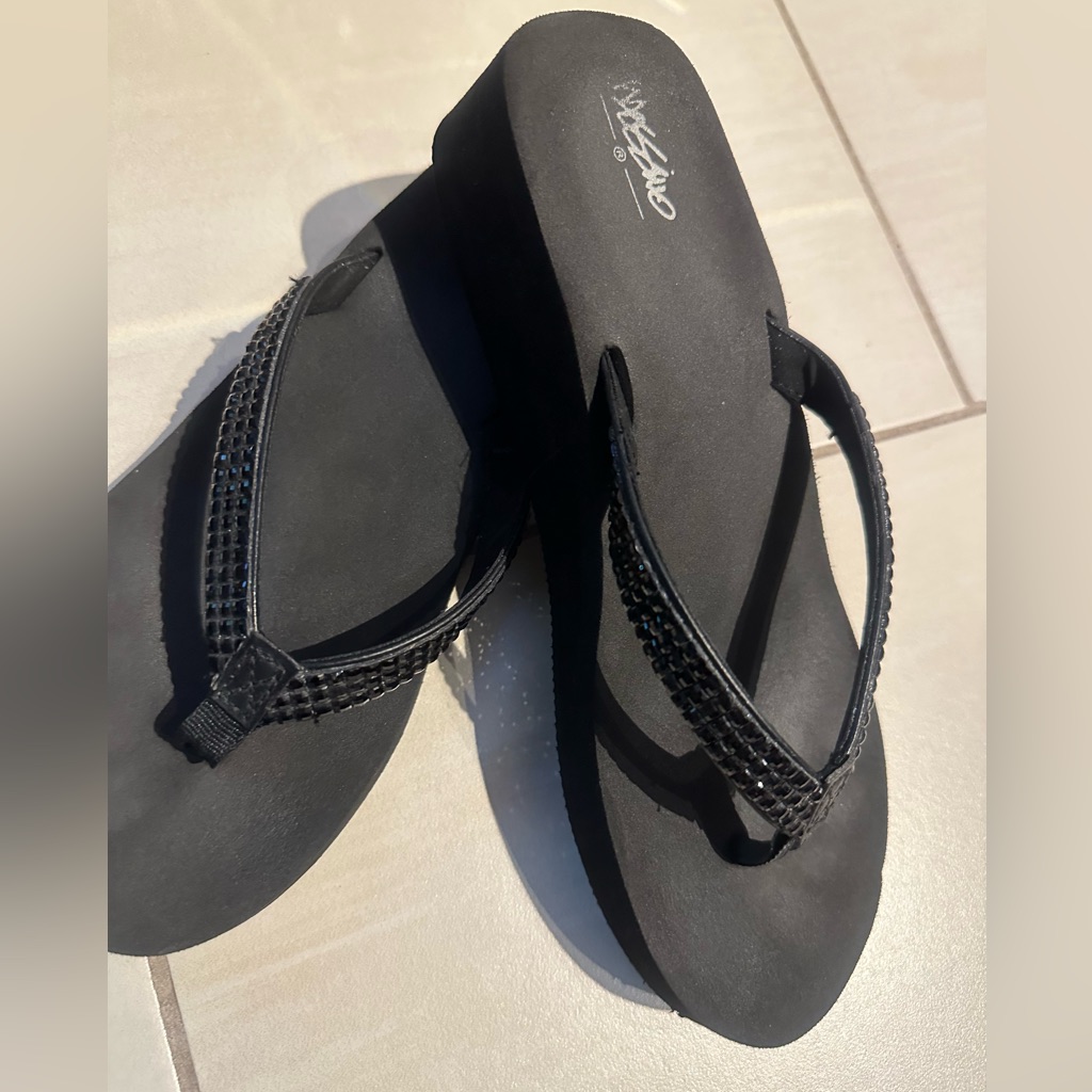 Mossimo Sz 8 Black Rhinestone Flip Flops. Super Comfortable